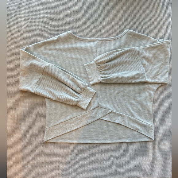 Textured grey crop top with high end details to sleeves and high V backside. - Picture 4 of 4